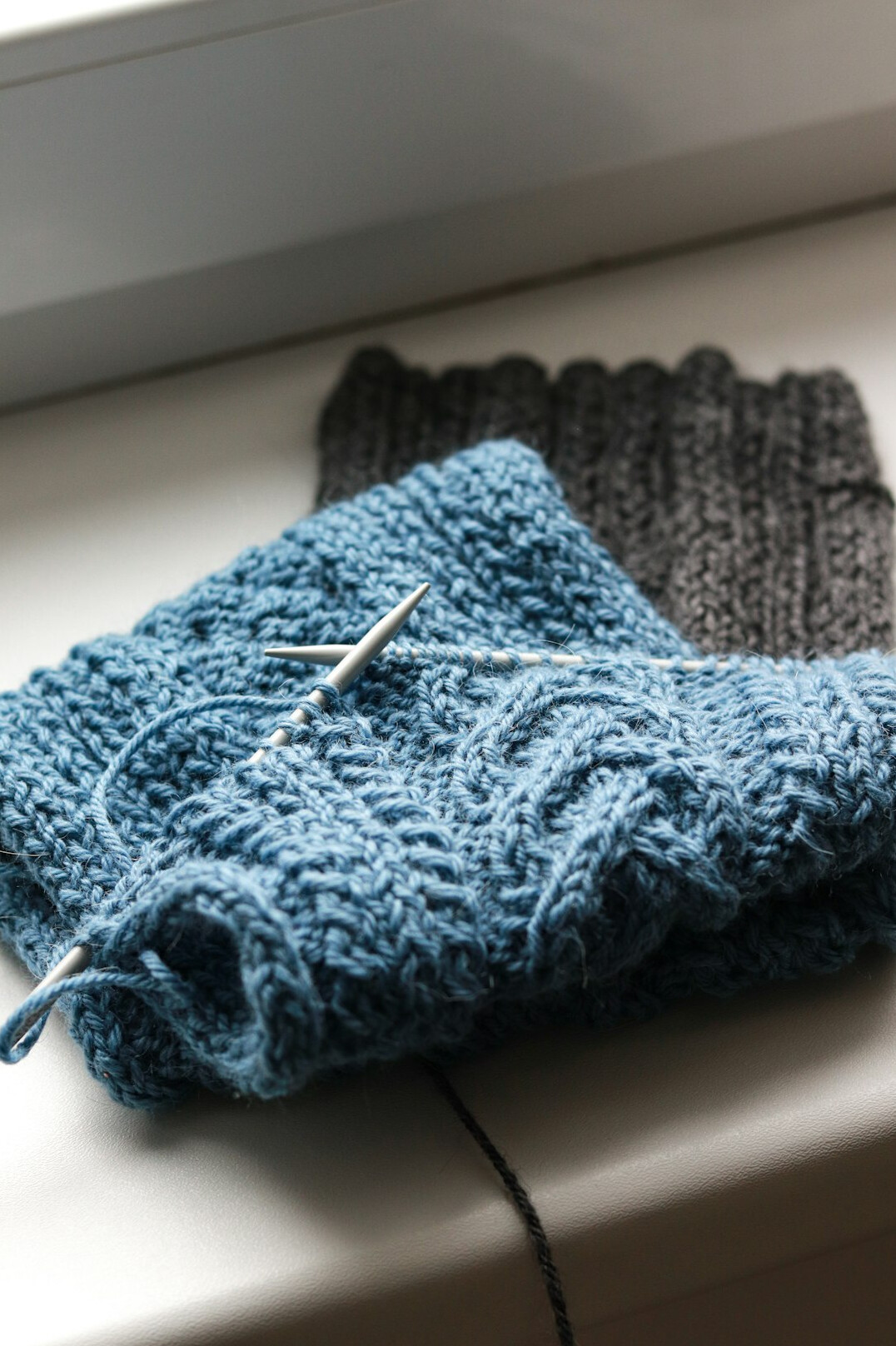 vintage knitting needles and yarn